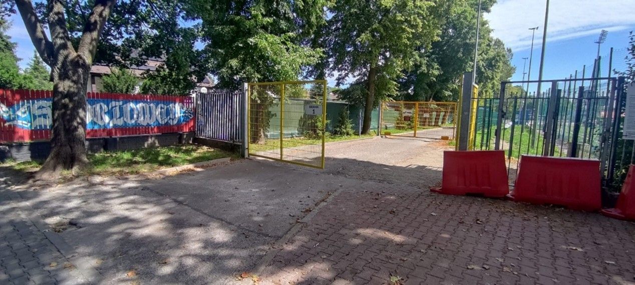 כניסה ליציע אוהדי מכבי חיפה מרחוב.jpg